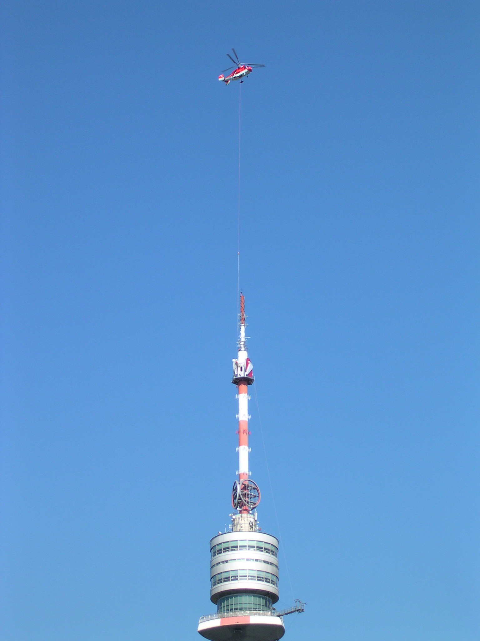 Donauturm_Montage_BA_Logo Von Anton Gombkötö - selbst fotografiert, Bild-frei, httpsde.wikipedia.orgwindex.phpcurid=4565887
