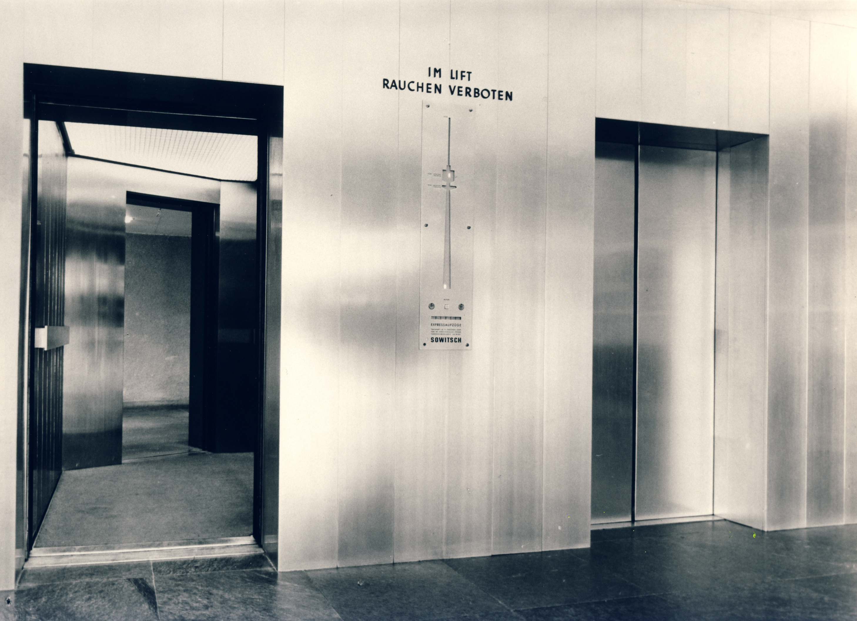 Donauturm_Foyer_Kabine